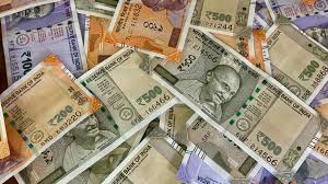 Rupee Remains Range-Bound Against US Dollar Amid Global Uncertainty
